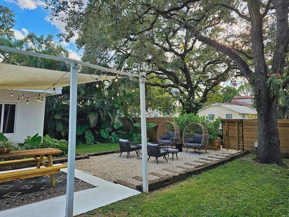 Patio, Day, Natural landscape, Garden, Seating area, Garden view, sunbed
