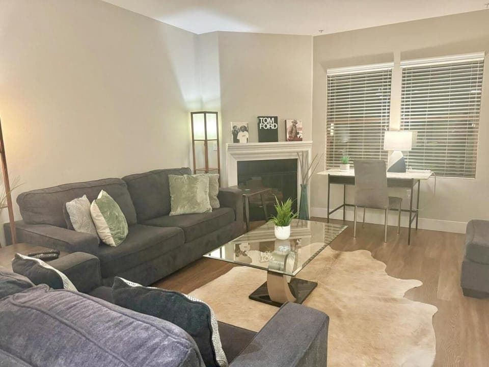 Surfs up! Cozy 1 Bedroom Condo with Fountain View Apartment hotel in Westwood