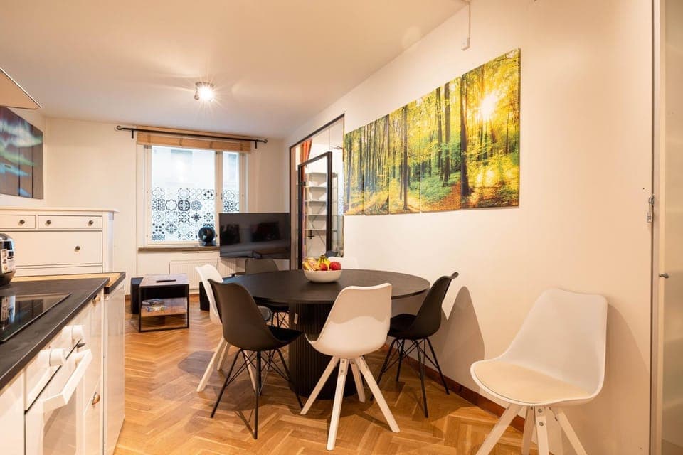 TV and multimedia, Living room, Seating area, Dining area