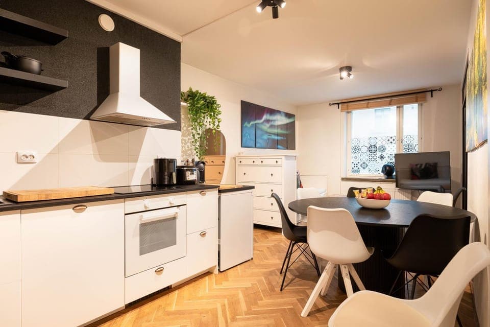 Coffee/tea facilities, Kitchen or kitchenette, Dining area, dishwasher, oven, stove