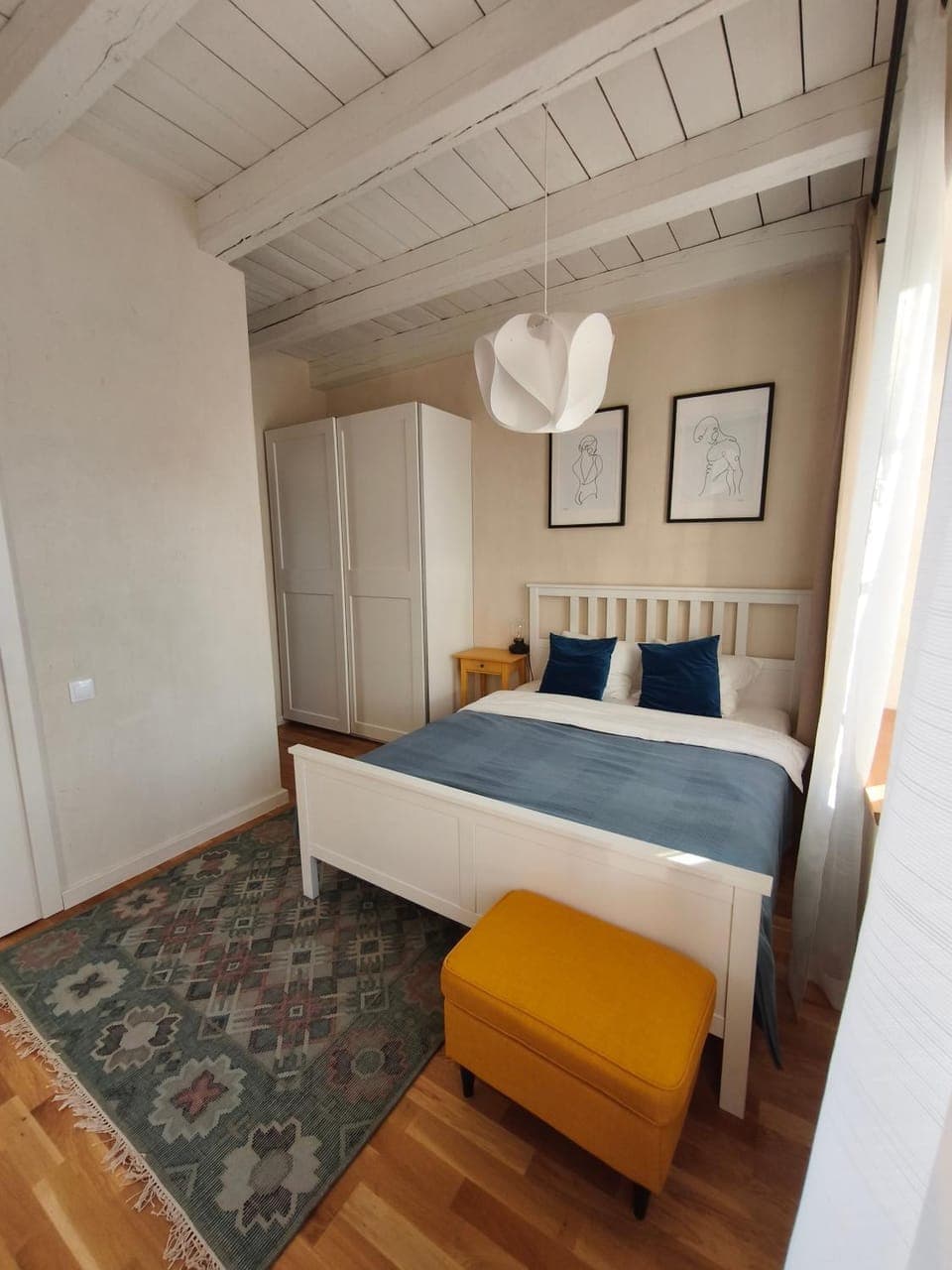 Photo of the whole room, Bedroom, wardrobe