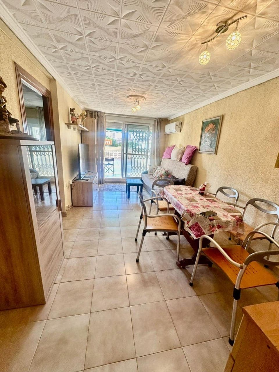 Restaurant/places to eat, Living room, Seating area, Dining area, air conditioner