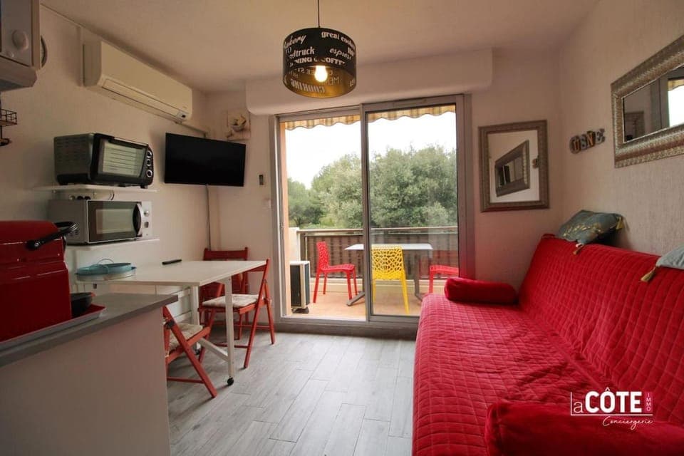 Communal lounge/ TV room, TV and multimedia, Kitchen or kitchenette, Dining area, air conditioner