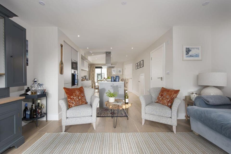 TV and multimedia, Kitchen or kitchenette, Living room, Seating area, Dining area