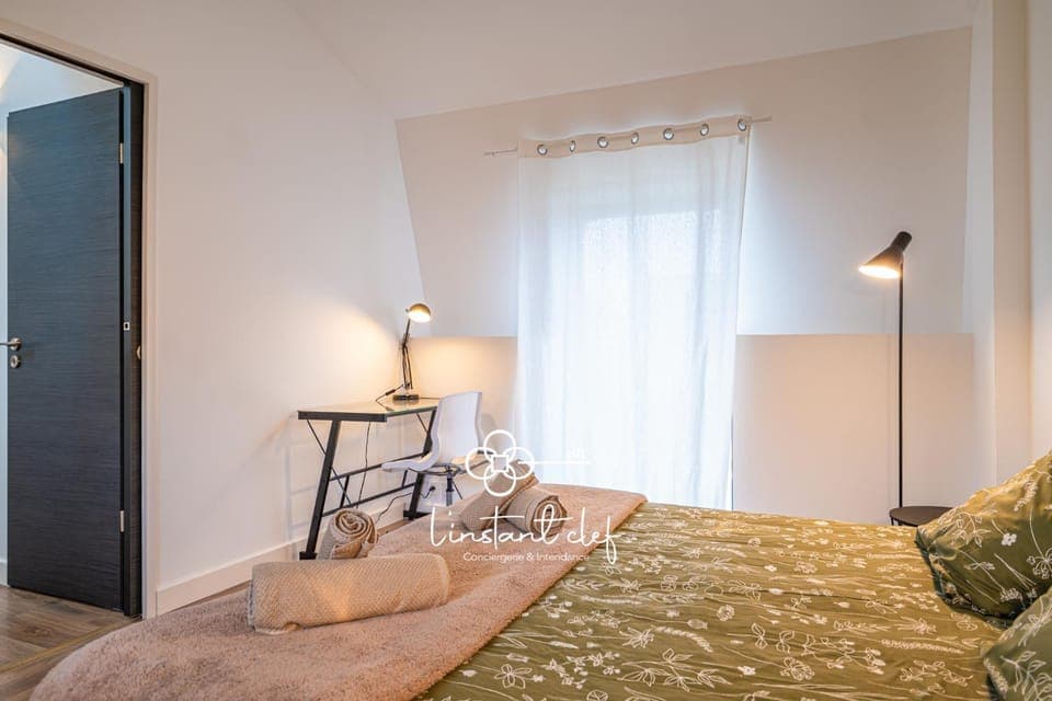 Photo of the whole room, Bedroom