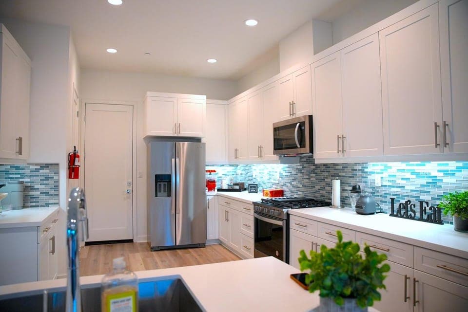 Coffee/tea facilities, Kitchen or kitchenette, dishwasher, microwave, oven, stove, kitchen