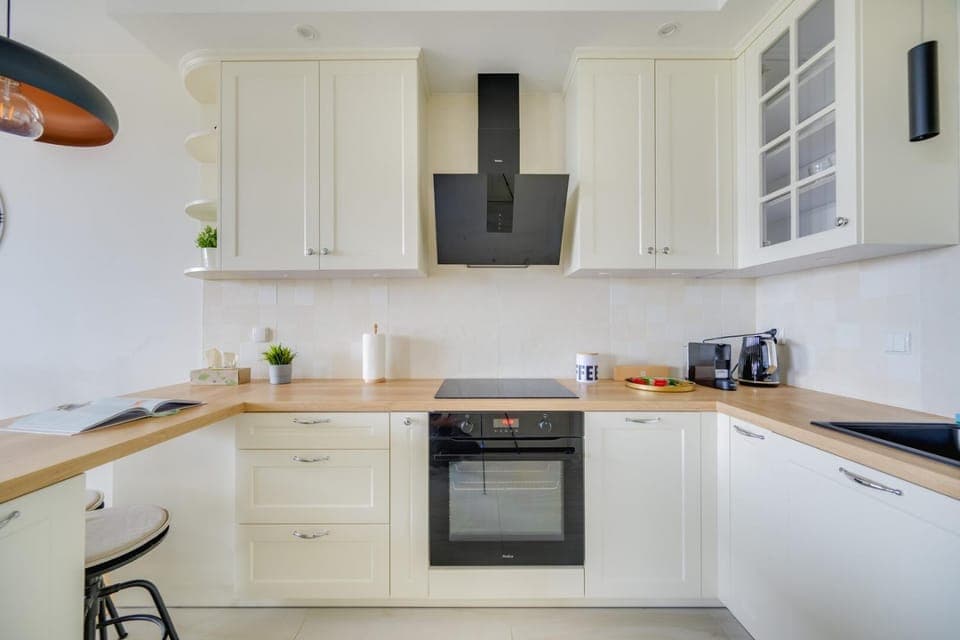 Kitchen or kitchenette, dishwasher, oven, stove