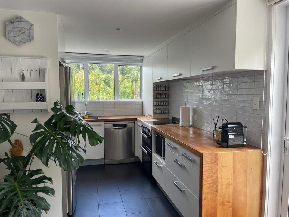 Coffee/tea facilities, Kitchen or kitchenette, oven, stove, toaster