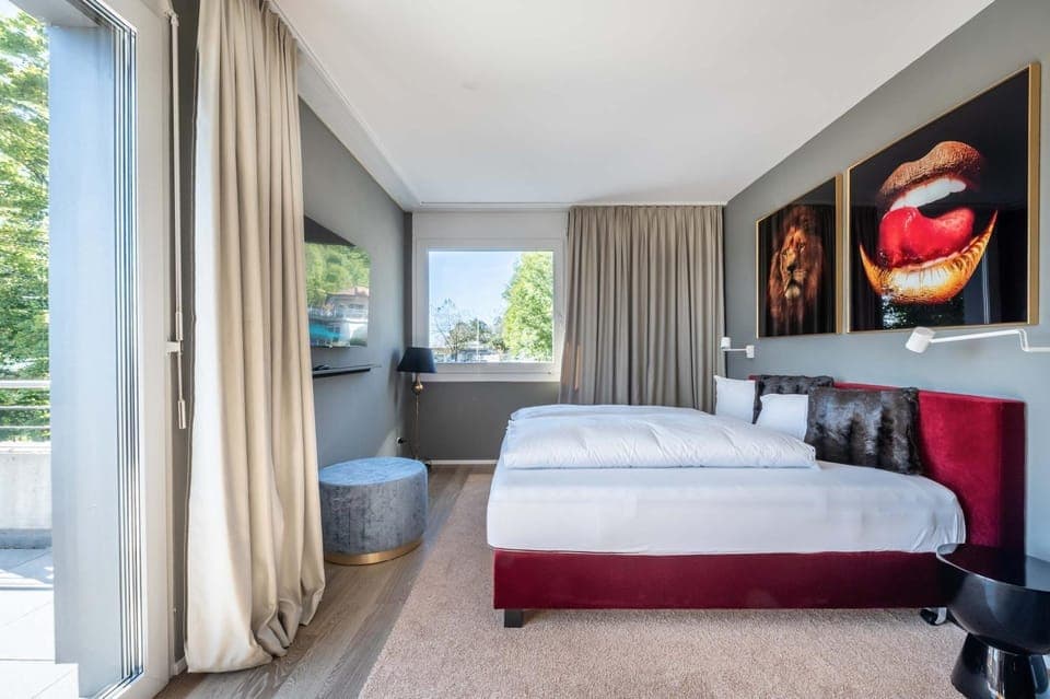 Bed, TV and multimedia, Seating area, Bedroom, Family