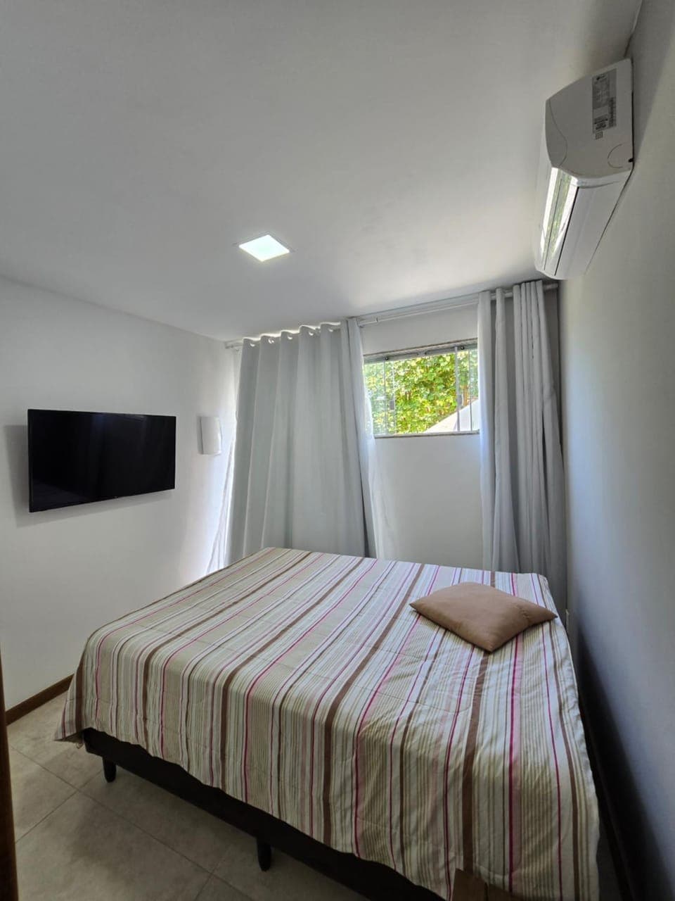 Bed, Photo of the whole room, air conditioner