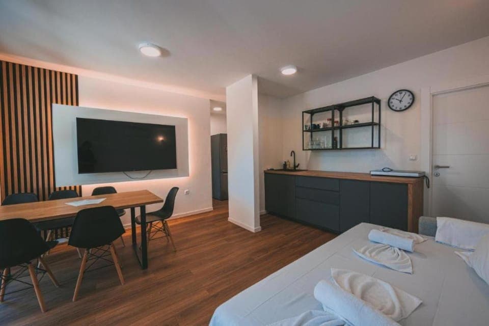 Bed, TV and multimedia, Kitchen or kitchenette, Living room, Photo of the whole room, Dining area, towels