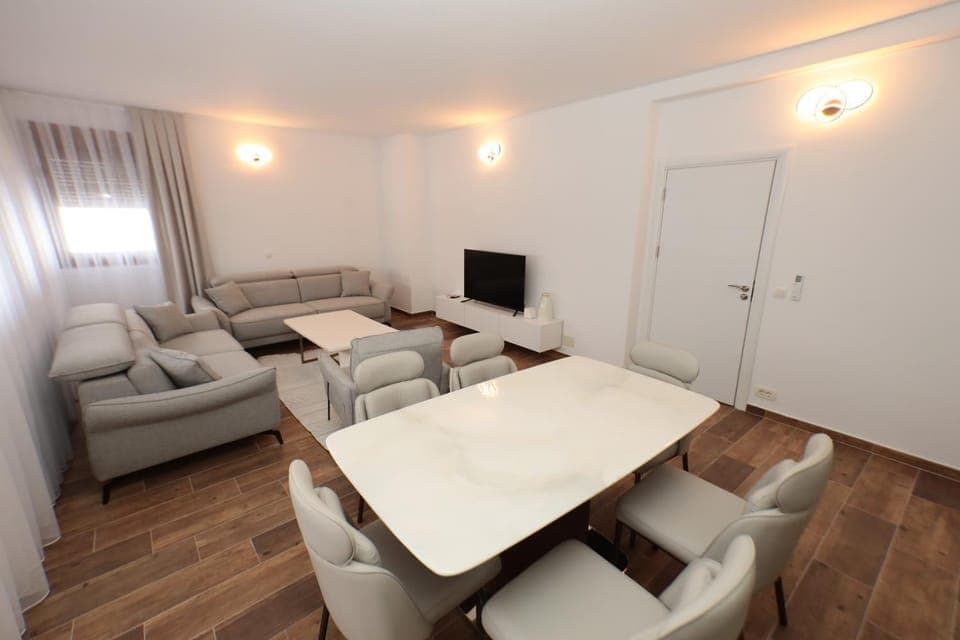 TV and multimedia, Living room, Seating area, Dining area