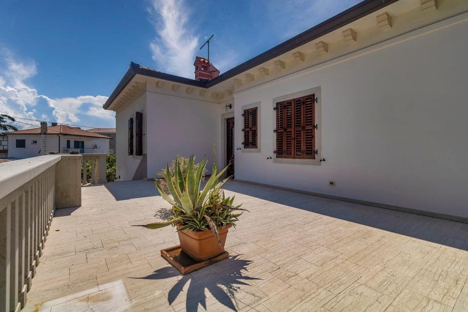 Property building, Facade/entrance, Day, Balcony/Terrace