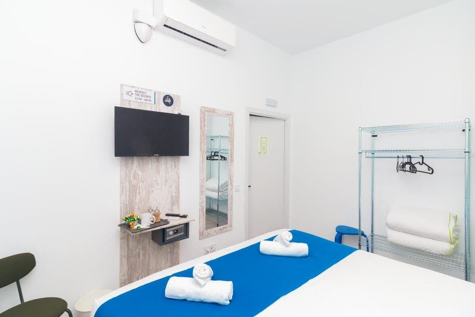 Bed, TV and multimedia, Photo of the whole room, Bedroom, towels, air conditioner