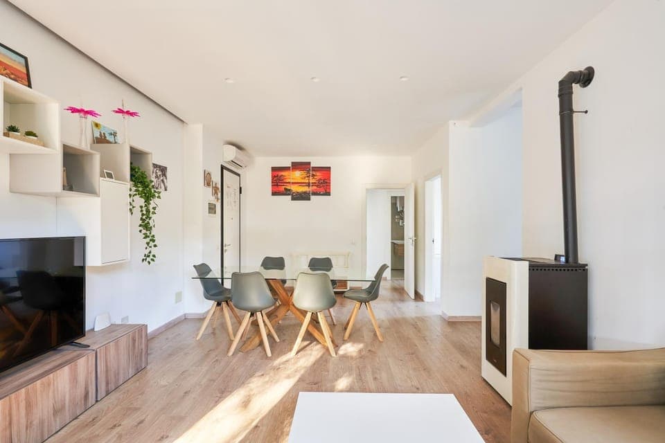 TV and multimedia, Living room, Seating area, Dining area