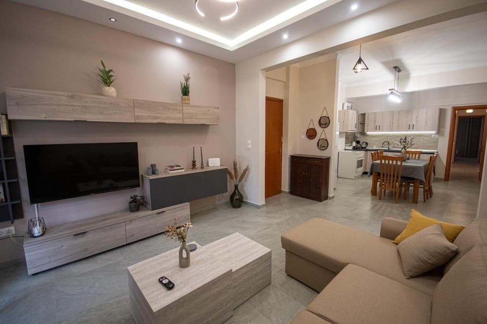 TV and multimedia, Kitchen or kitchenette, Living room, Seating area