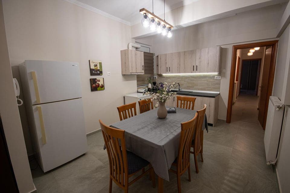 Kitchen or kitchenette, Seating area, Dining area