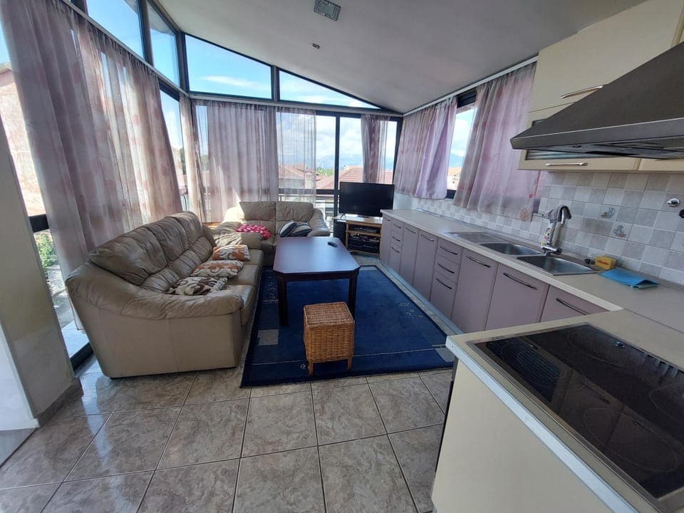 Kitchen or kitchenette, Living room, Seating area, Dining area, stove