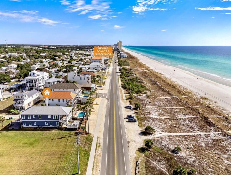 Property building, Nearby landmark, Day, Neighbourhood, Natural landscape, Bird's eye view, Beach, Sea view, Street view, Location