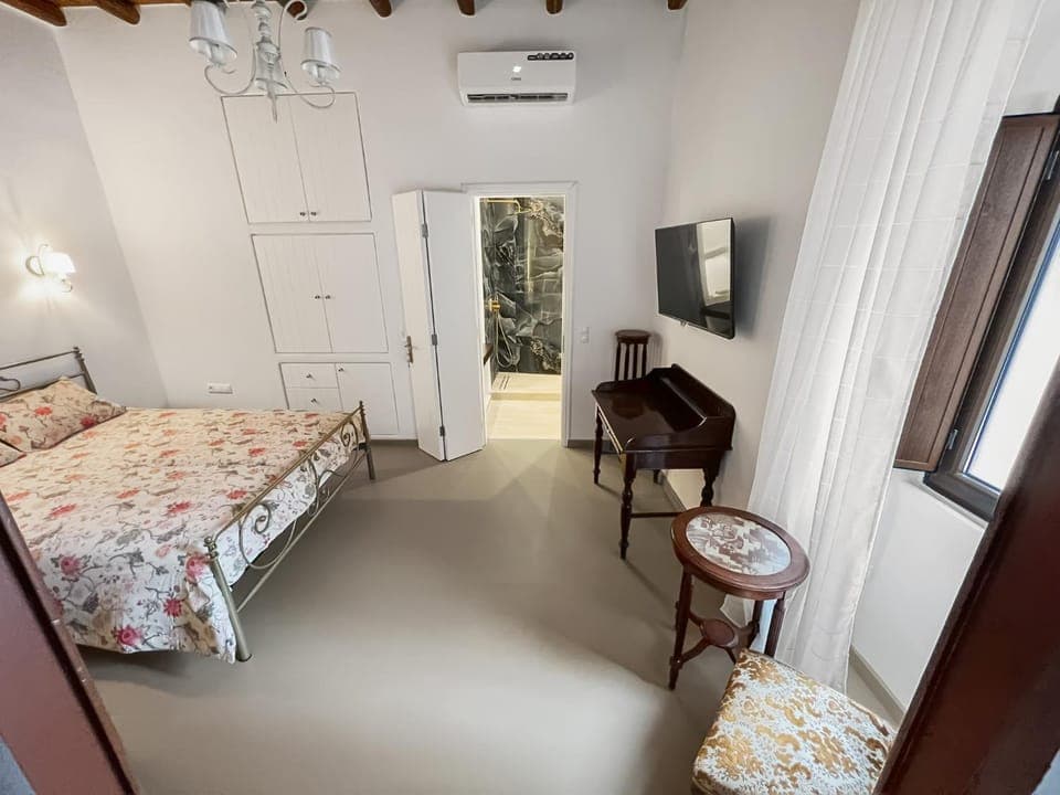 Property building, Bed, Bathroom, Bedroom, wardrobe