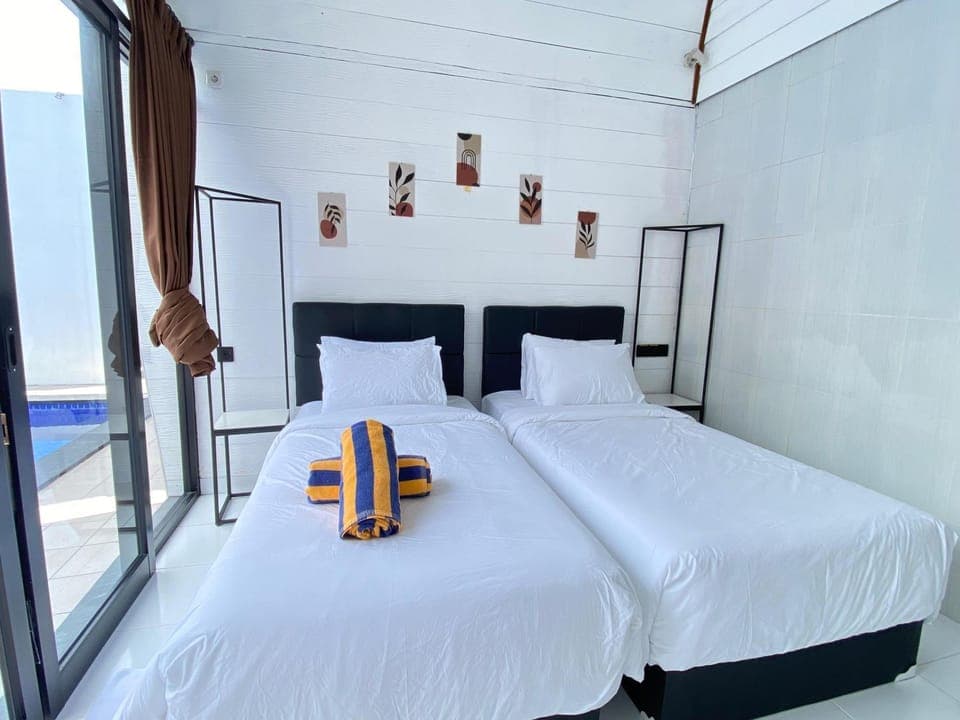 Bed, Photo of the whole room, Bedroom, towels