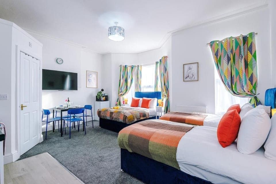 Bed, TV and multimedia, Photo of the whole room, Seating area, Bedroom