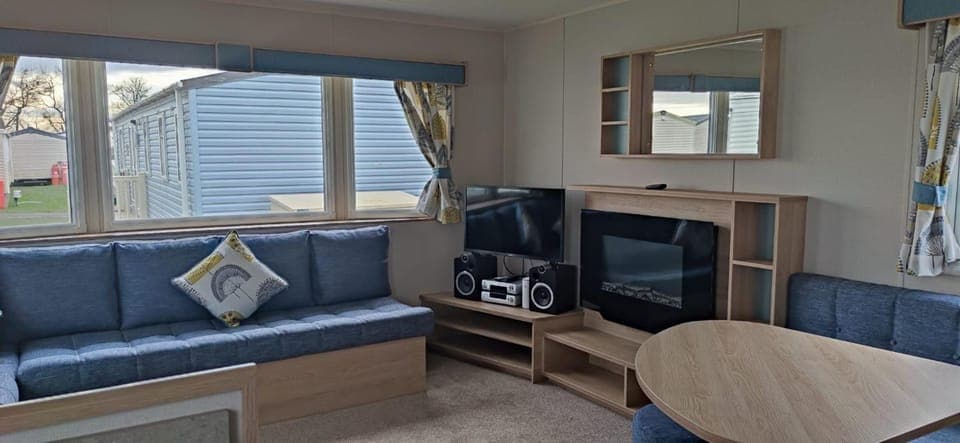 Communal lounge/ TV room, TV and multimedia, Living room, Seating area, Evening entertainment