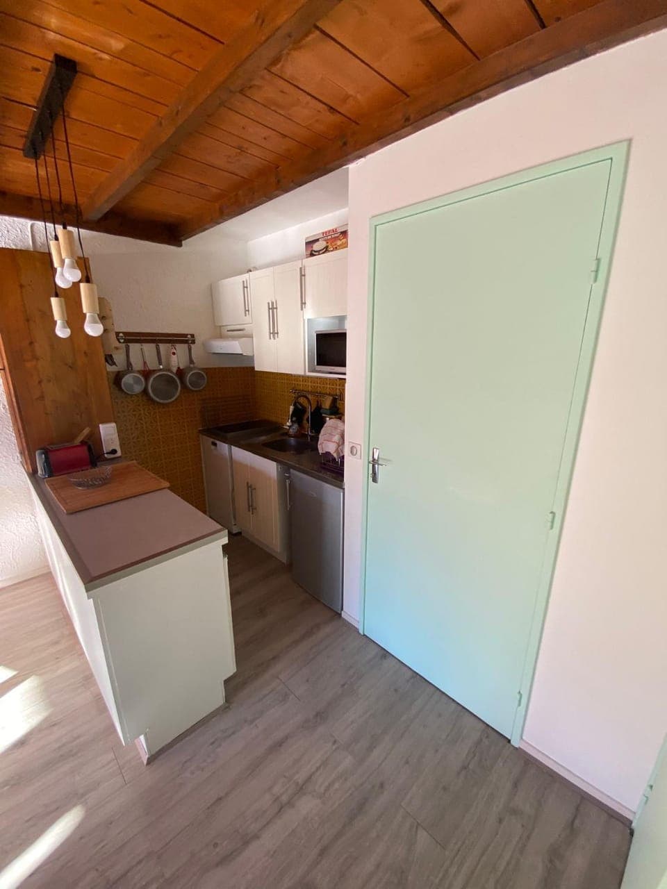 Kitchen or kitchenette, minibar, oven, stove