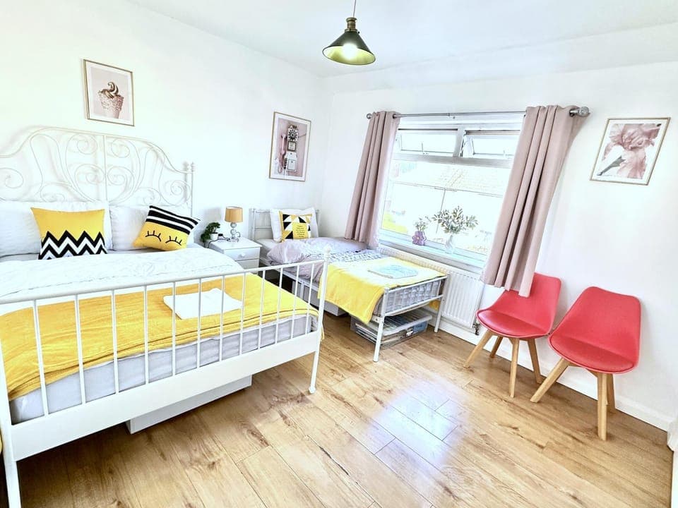 Bed, Photo of the whole room, Bedroom, towels