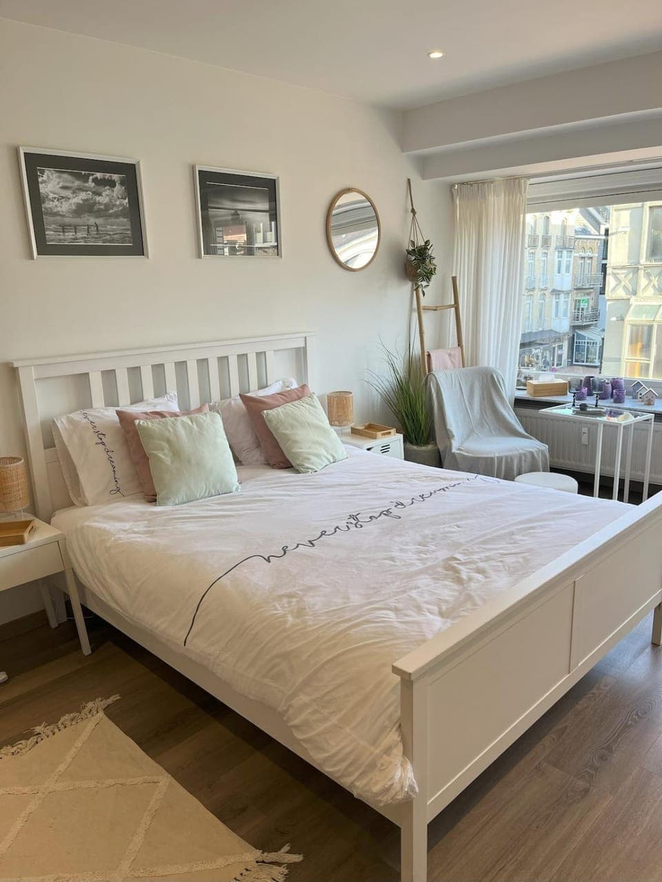 Bed, Seating area, Bedroom