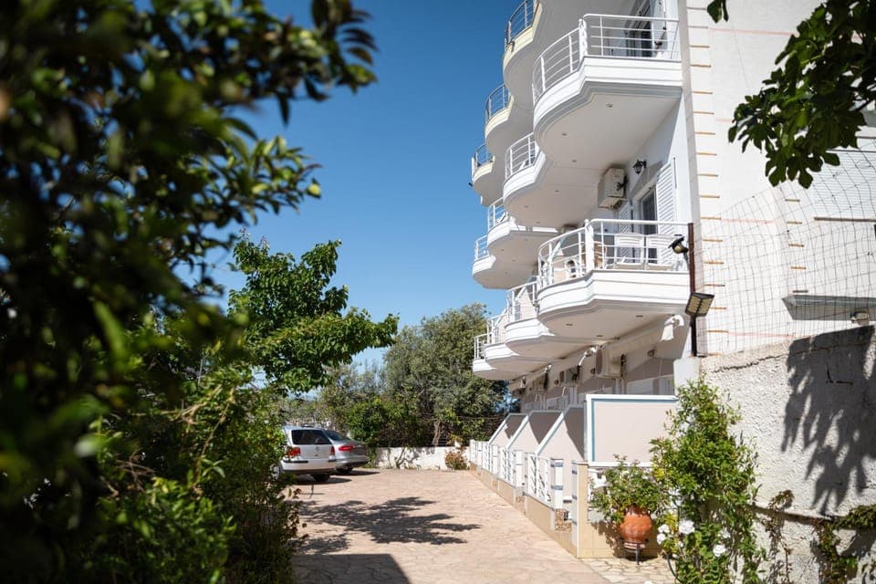 Property building, Day, Garden, Balcony/Terrace, Parking