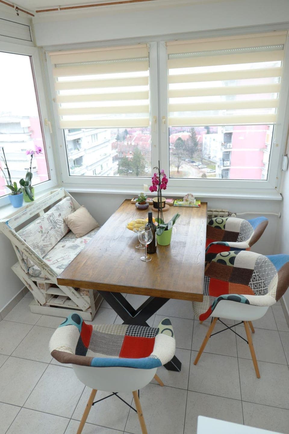 Kitchen or kitchenette, Seating area, Dining area