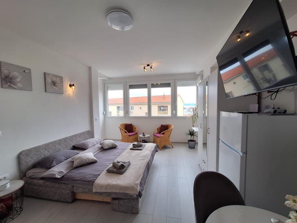 Bed, TV and multimedia, Living room