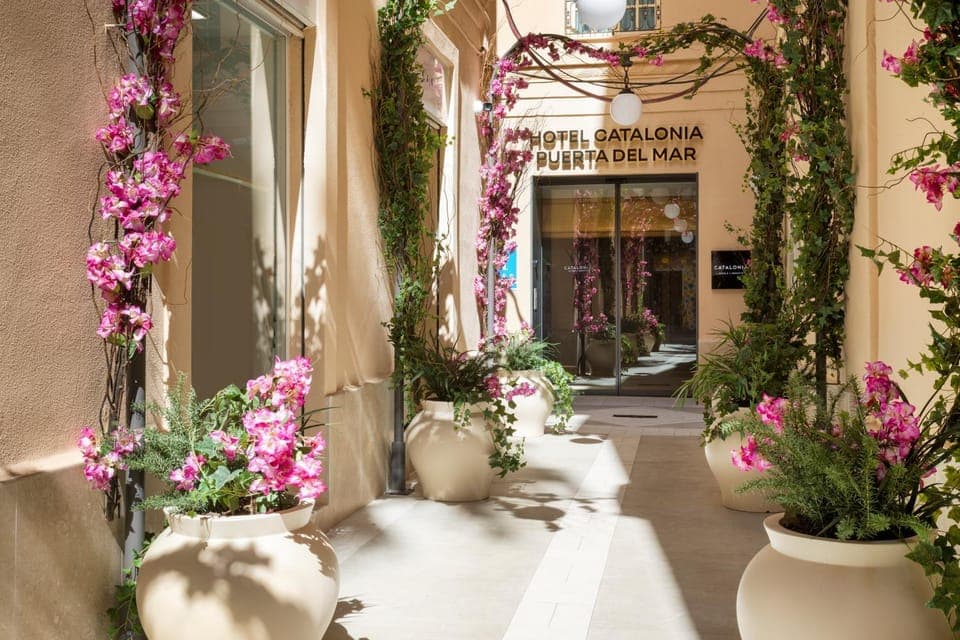 Property building, Facade/entrance, Day