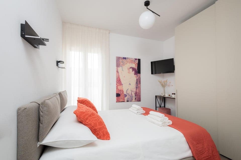 Bed, TV and multimedia, Bedroom, wardrobe