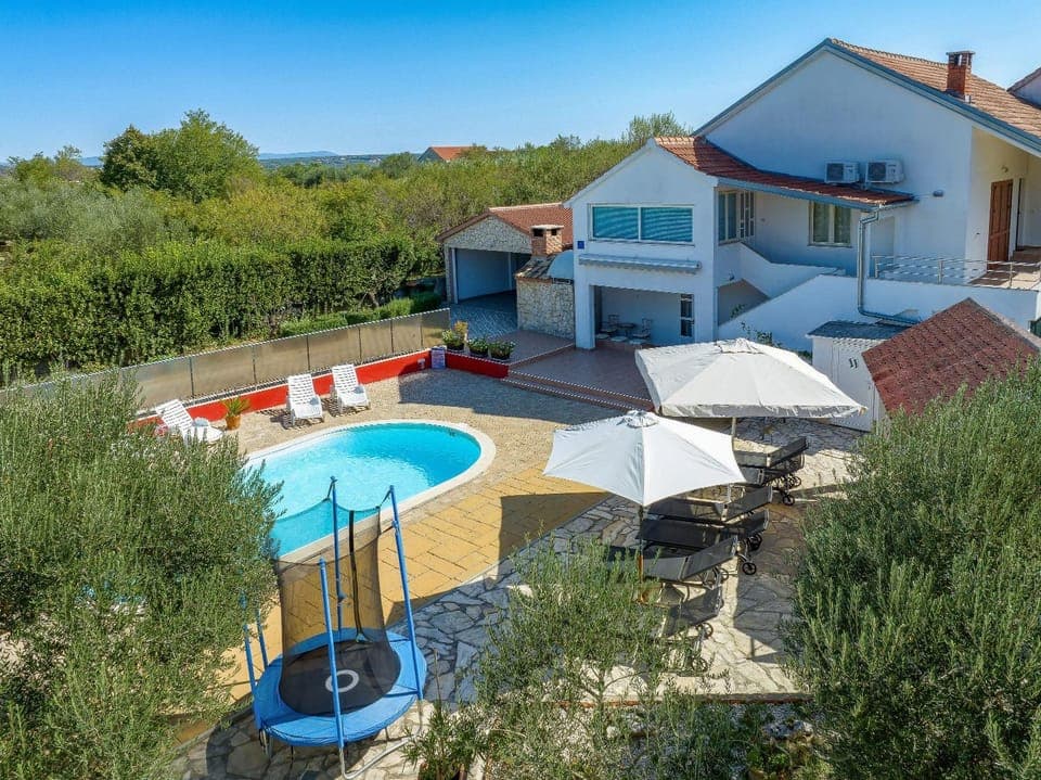 Property building, Patio, Garden, Garden view, Pool view, Swimming pool, sunbed