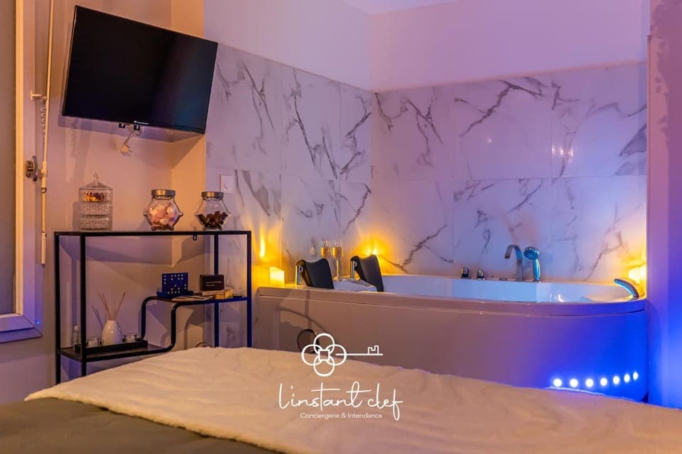 Bed, Hot Tub, TV and multimedia, towels