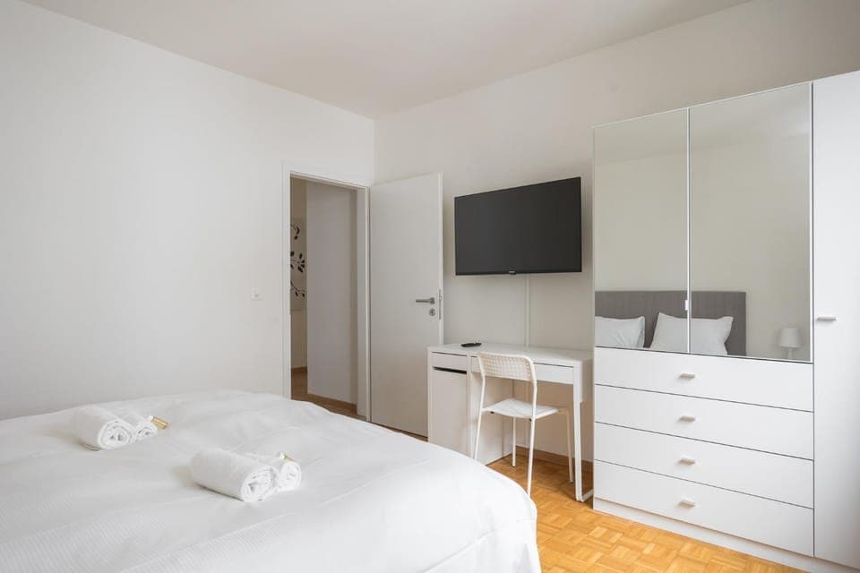 Bed, TV and multimedia, Photo of the whole room, Bedroom, towels, wardrobe