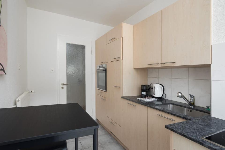 Coffee/tea facilities, Kitchen or kitchenette, Dining area, dishwasher, stove