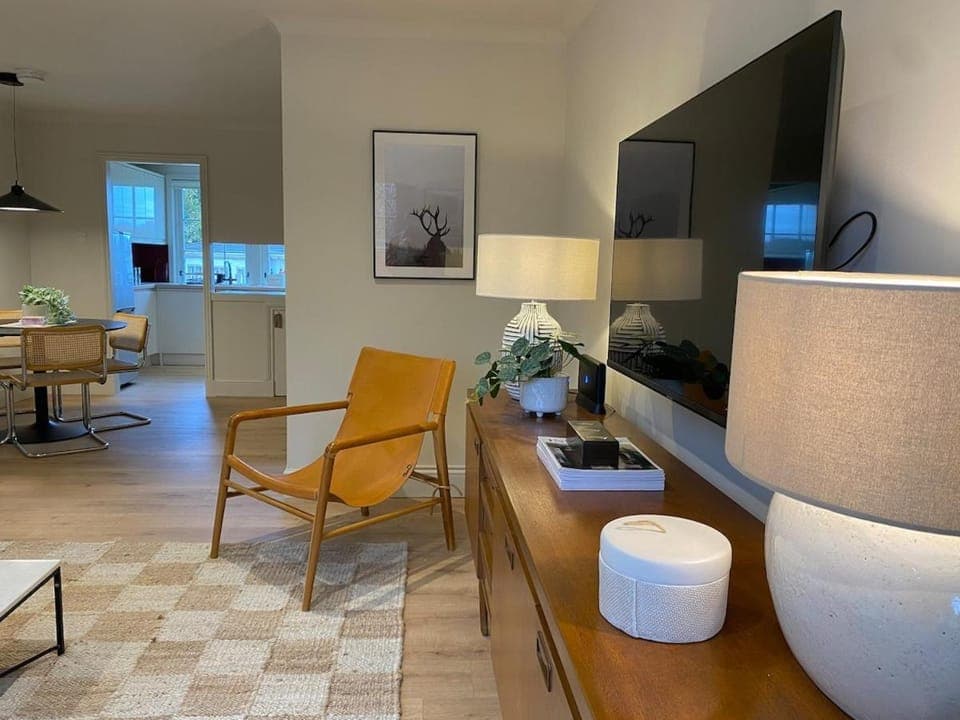 TV and multimedia, Living room, Seating area, Dining area