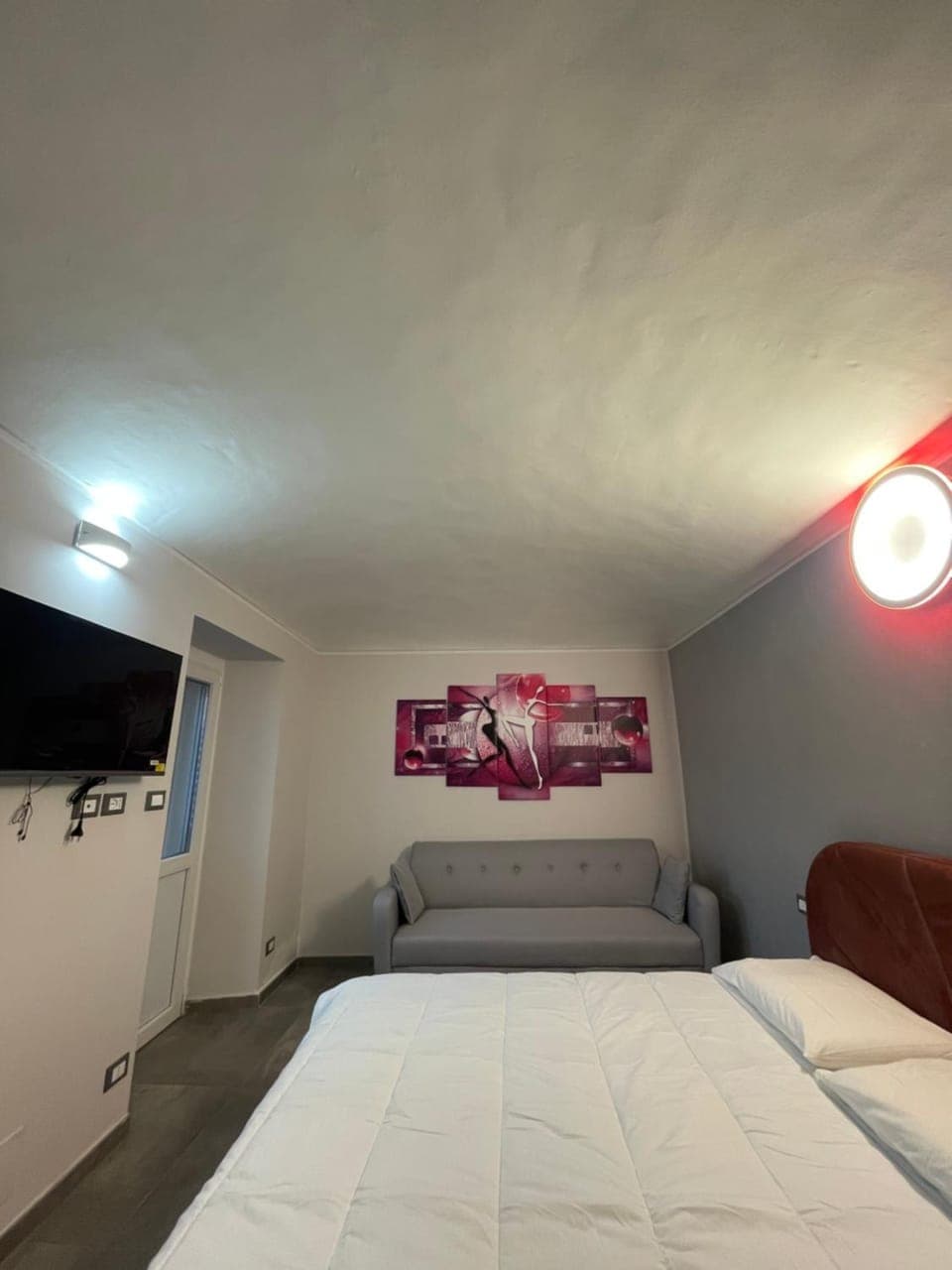 Bed, TV and multimedia, Bedroom