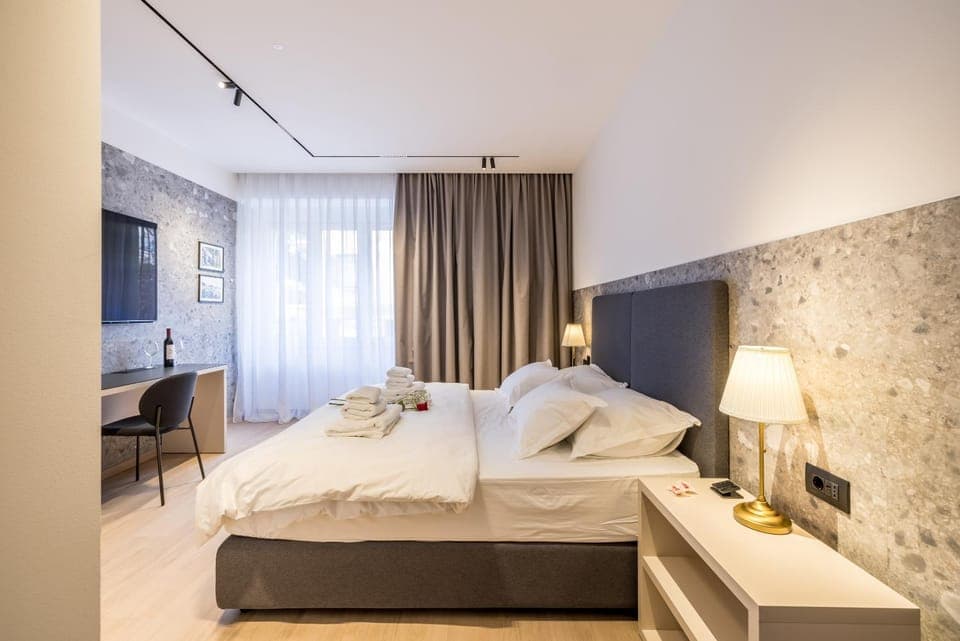 Bed, TV and multimedia, Photo of the whole room, Bedroom, towels