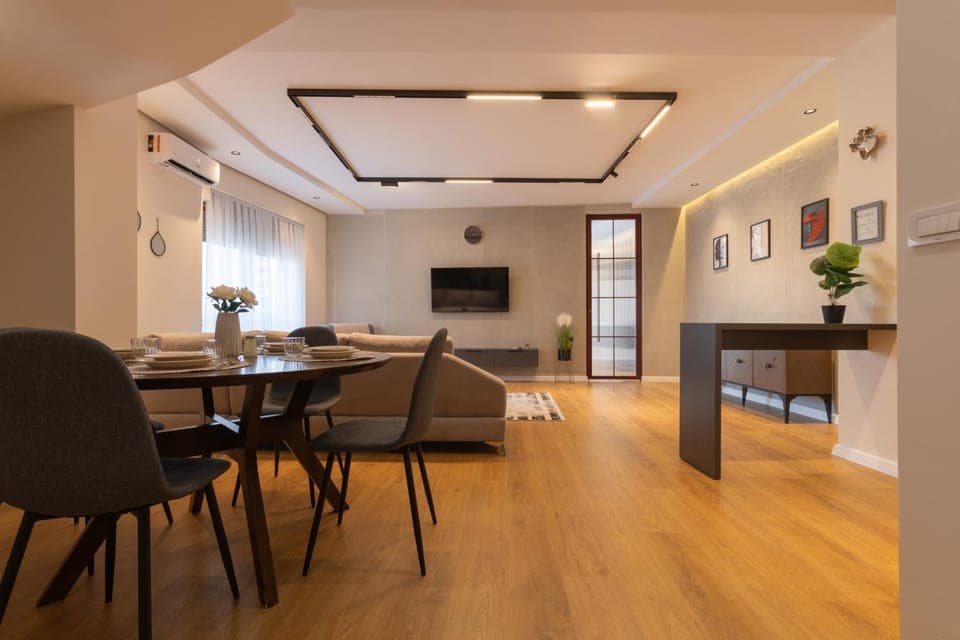 TV and multimedia, Living room, Seating area, Dining area