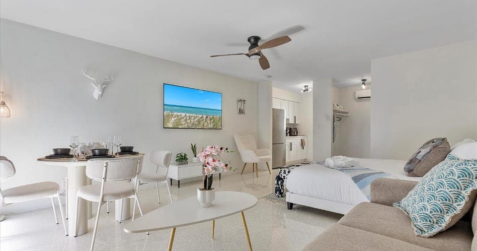 Photo of the whole room, Bedroom