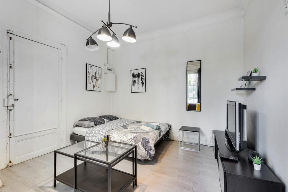 Bed, TV and multimedia, Photo of the whole room, Decorative detail, Seating area, Bedroom