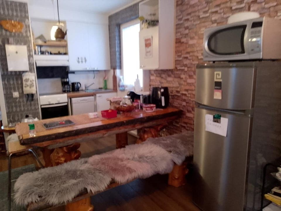 Coffee/tea facilities, Kitchen or kitchenette, Dining area, dishwasher, oven, stove, toaster