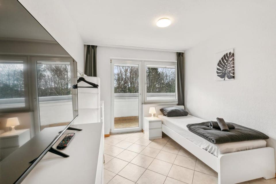 TV and multimedia, Living room, Seating area, Bedroom