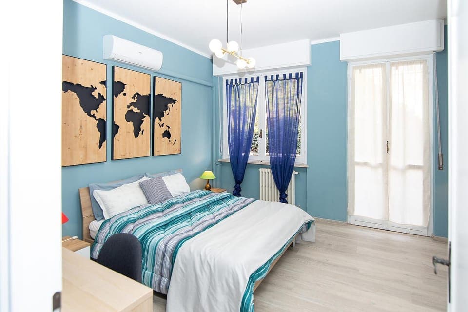 Bed, Photo of the whole room, furniture, air conditioner