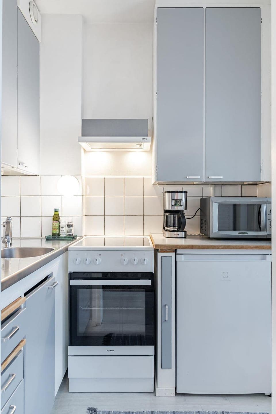 Coffee/tea facilities, Kitchen or kitchenette, oven, stove, toaster
