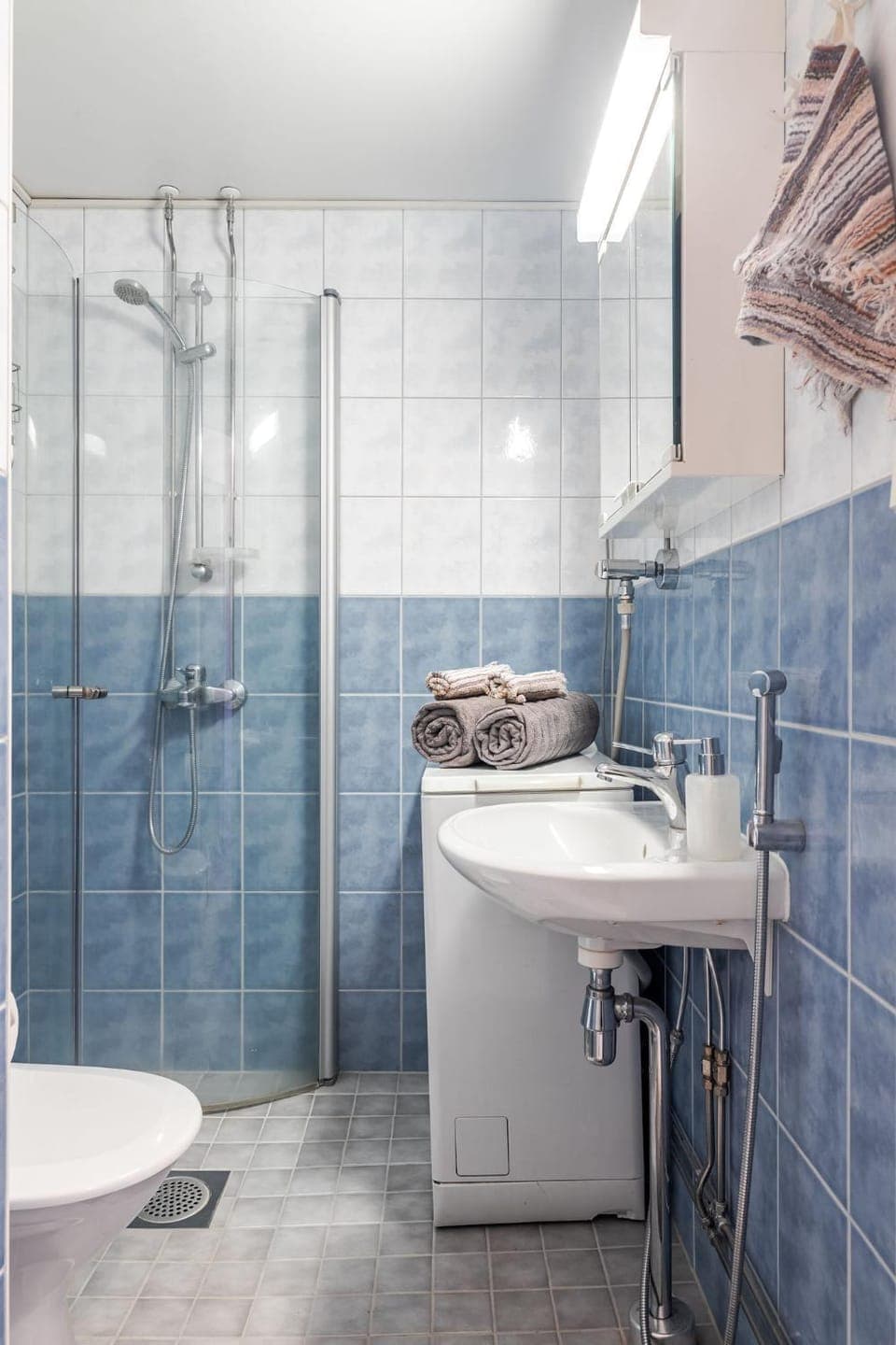 Shower, Toilet, Bathroom, towels